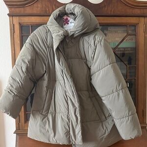 Old Navy Women's Puffer Jacket in Khaki